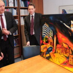 Bild zeigt die Vorstellung des Gemäldes "spitzenleistung aus tauberbischofsheim" unter Anwesenheit von T.Bach. Das Gemälde wurde erschaffen von Hans-Georg Mayer.